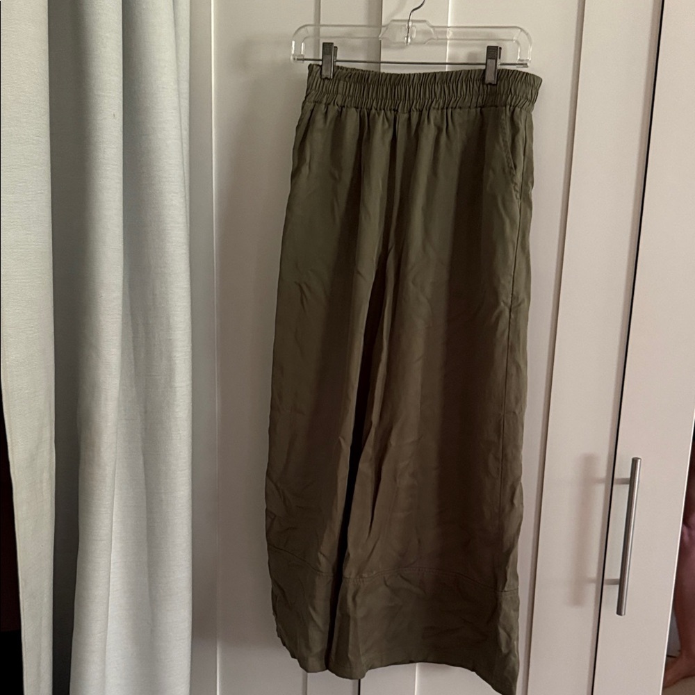 Carly Jean Los Angeles Women’s Olive Green Cropped Pants